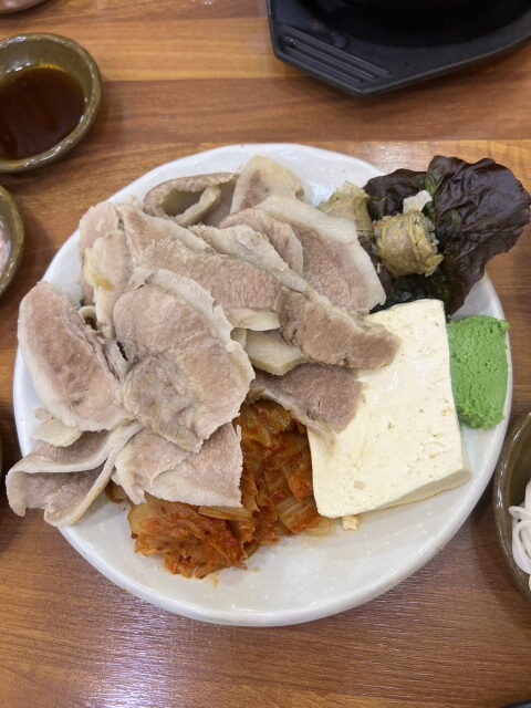 항정살과 순대, 볶은 김치, 두부, 와사비 등이 한 접시에 올려져 있다.