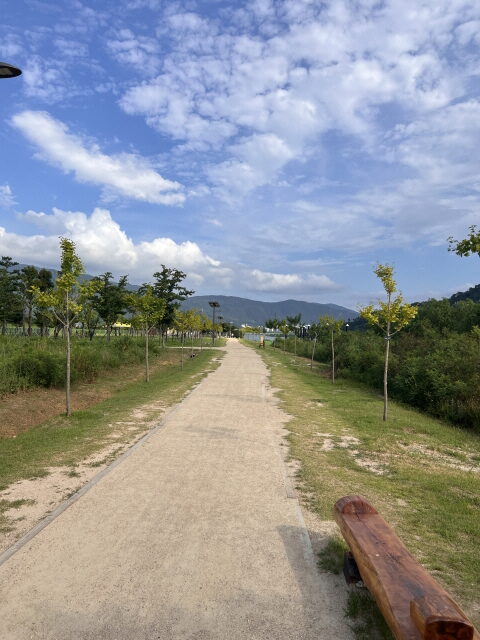 강변 산책길의 마사토길